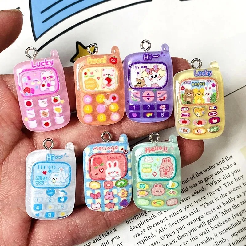 Soap Making Handmade - 10個入り ランダムミックス かわいい漫画の電話とウサギのレジンチャーム ラブリーペンダント DIYキーホルダー 手作りジュエリー装飾用