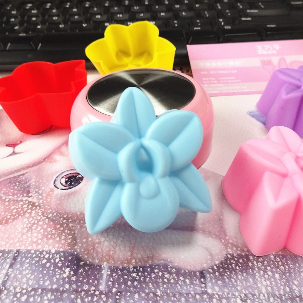 かわいい5cmフラワーシリコンケーキ型 耐熱性 再利用可能  - Soap Making Supplies のレビューと価格