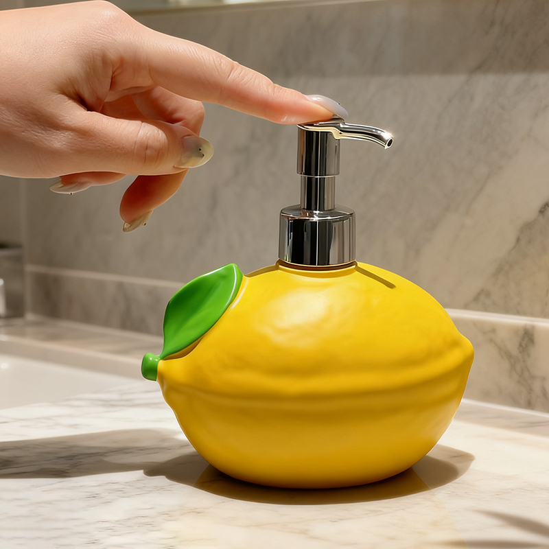 かわいいレモン型樹脂製ソープディスペンサー、フルーツローショ - Soap Making Jug のレビューと価格